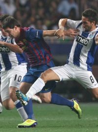 Lionel Messi se snaží proniknout mezi hráči Porta