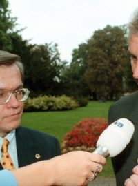 Jaroslav Barták (vlevo)  se často nechával  fotografovat ve společnosti politiků. Na archivním snímku z roku 1998 je s  Milošem Zemanem