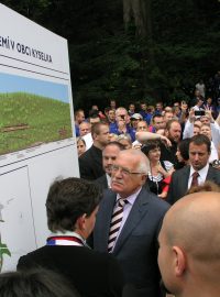 Návštěvu prezidenta Klause v Kyselce doprovodila demonstrace desítek aktivistů, kteří žádali hlavu státu o pomoc pro zdevastované lázně