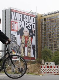 Na Berlíňany shlíží papež Benedikt XVI. z titulní strany deníku Bild