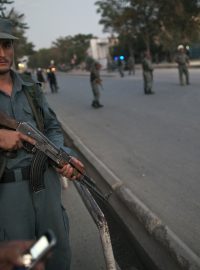 Afghánský policista na hlídce blízko domu Burhánuddína Rabbáního