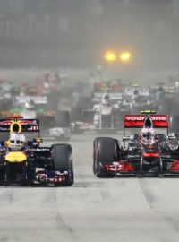 Start GP Singapuru. Pozdější vítěz Vettel vepředu vlevo