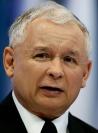 Jaroslaw Kaczynski hovoří na předvolebním mítinku své strany