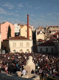 Tisíce lidí protestovaly i před portugalským parlamentem v Lisabonu