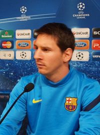 Barcelonský Lionel Messi odpovídá na otázku Českého rozhlasu