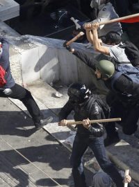 K nejkrvavějším střetům došlo v Aténách mezi samotnými skupinami demonstrantů.