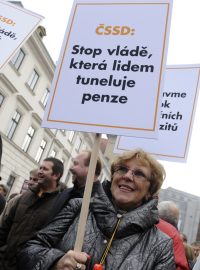 Stovky lidí protestovaly v Praze proti vládě a jejím reformám