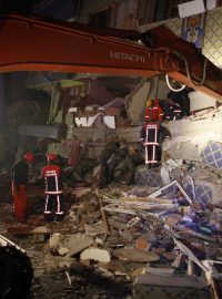 Turecko. Záchranáři prohledávali celou noc trosky zřícených budov