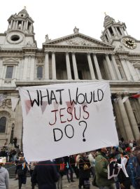 Účastníci demonstrace před katedrálou svatého Pavla v Londýně