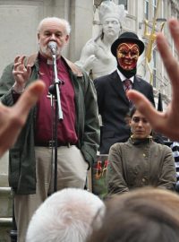 Londýnský biskup Richard Chartres mluví s demonstranty před katedrálou sv. Pavla