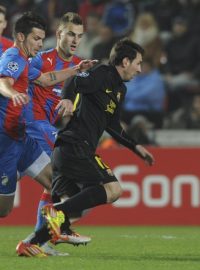 Hráči plzeňské Viktorie stíhají Lionela Messiho