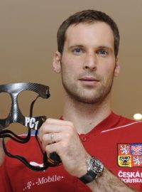 Petr Čech s maskou na svůj zlomený nos