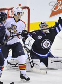 Brankář Winnipegu Jets Ondřej Pavelec tentokát střelu Floridy kryje