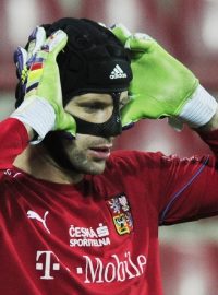 Vydrží? Brankář Petr Čech nastoupí proti Černé Hoře i se speciální maskou