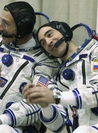 Členové posádky americký astronaut Daniel Burbank a ruský kosmonaut Anatolij Ivanišin