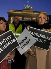 Po odhalení neonacistické teroristické buňky v Německu se u Brandenburské brány v Berlíně sešli lidé k vzpomínce na jejich oběti