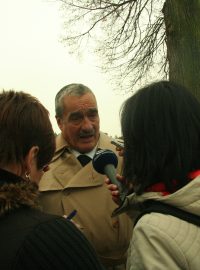 Karel Schwarzenberg na pohřbu Ivana Martina Jirouse v Kostelním Vydří