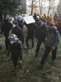 Maskovaní protestující chtějí blokovat vlak převážející jaderný odpad.