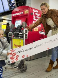 Lidé čekající na své blízké si mohou na amsterodamském letišti nechat vytisknout uvítací transparent