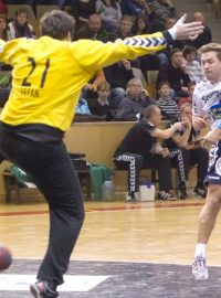 Úvodní utkání 3. kola Poháru vítězů pohárů házenkářů: HCB OKD Karviná - Flensburg-Handewitt, 26. listopadu 2011 v Karviné. Vlevo brankář domácích Jakub Lefan, vpravo Lars Bastian z Flensburgu