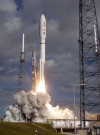 Raketa Atlas 5 startuje z Cape Canaveral na Floridě k Marsu