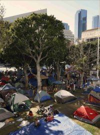 Sympatizanti hnutí Okupujte Wall Street stanují před losangeleskou radnicí skoro dva měsíce