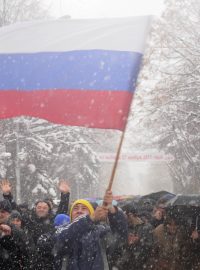 Stoupenci opoziční kandidátky Ally Džiojevové vyšli do ulic.