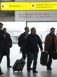 Lidé na letišti v Ruzyni