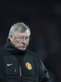 Zklamaný Alex Ferguson opouští hřiště v Basileji, kde Manchester senzačně prohrál a vypadl z Ligy mistrů