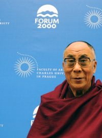 Tibetský duchovní vůdce dalajláma se v Praze zúčastnil i rozpravy u kulatého stolu připomínající roční výročí udělení Nobelovy ceny míru přednímu čínskému disidentovi Liou Siao-poovi.