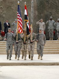 Američtí vojádci odnášejí spuštěnou americkou vlajku při slavnostním ceremoniálu v iráckém Bagdádu