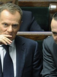 Polský premiér Donald Tusk (vlevo) a ministr zahraničí Radek Sikorski v Sejmu při jednání o pomoci eurozóně