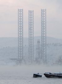 Ropná plošina Kolskaja v Ochotském moři (fotografie ze dne 27.11.2010)