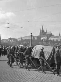 Rakev s ostatky V.Havla dopraví na Hrad stejná houfnice jako ostatky T.G. Masaryka /archivní foto/