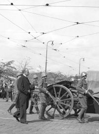 Rakev s ostatky prezidenta Masaryka na lafetě houfnice při smutečním průvodu Prahou 21. září 1937