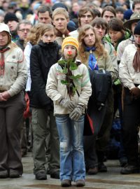 Po celém Česku lidé sledují pohřeb Václava Havla