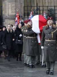 Rakev s ostatky Václava Havla opouští katedrálu Sv. Víta, Václava a Vojtěcha na Pražském hradě