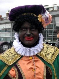 Nizozemský zwarte Piet neboli černý Petr se k českému čertovi přirovnat nedá, je totiž hodný a rozdává dárky