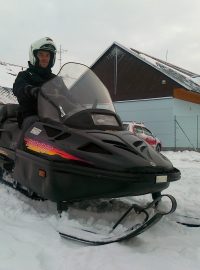 Policista Ondřej Svoboda hlídá chaty na Novoměstsku se sněžným skútrem