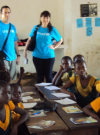 Žáci 5.B v Makeni a v pozadí vyslanec Dobré vůle UNICEF