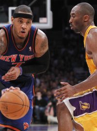 Carmelo Anthony (vlevo) v souboji s Kobe Bryantem