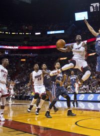 Dwayne Wade z Miami (s míčem) překonal hranini 14 000 bodů a 3500 asistencí v NBA