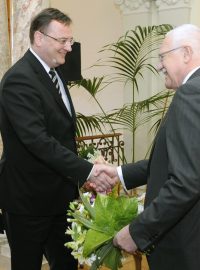 Premiéra Petra Nečase s manželkou přivítal prezident Václav Klaus s chotí