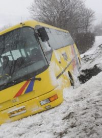 Autobus na Bruntálsku sjel kvůli špatnému počasí ze silnice.