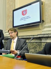 Ministr obrany Alexandr Vondra, ministr dopravy Pavel Dobeš a ministr zdravotnictví Leoš Heger na schůzi vlády