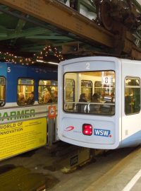 Jiná německá města mají S-Bahn, Wuppertal má Schwebebahn, tedy visutou dráhu