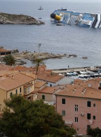 Pohled na potopenou výletní loď Costa Concordia