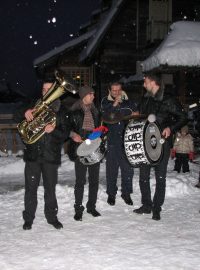 Srbskou dechovkou a ohňostrojem začal pátý ročník kultovního filmového festivalu Kustendorf 2012