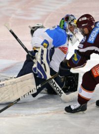 Utkání 40. kola hokejové extraligy HC Sparta Praha - HC Plzeň 1929 17. ledna v Praze. Adam Svoboda (vlevo) z Plzně kryje příležitost před Ivanem Rachůnkem ze Sparty