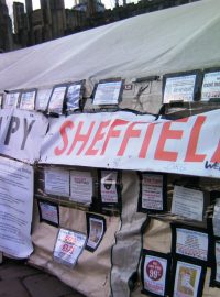 Hlavní stan polepený argumenty hnutí Occupy Sheffield